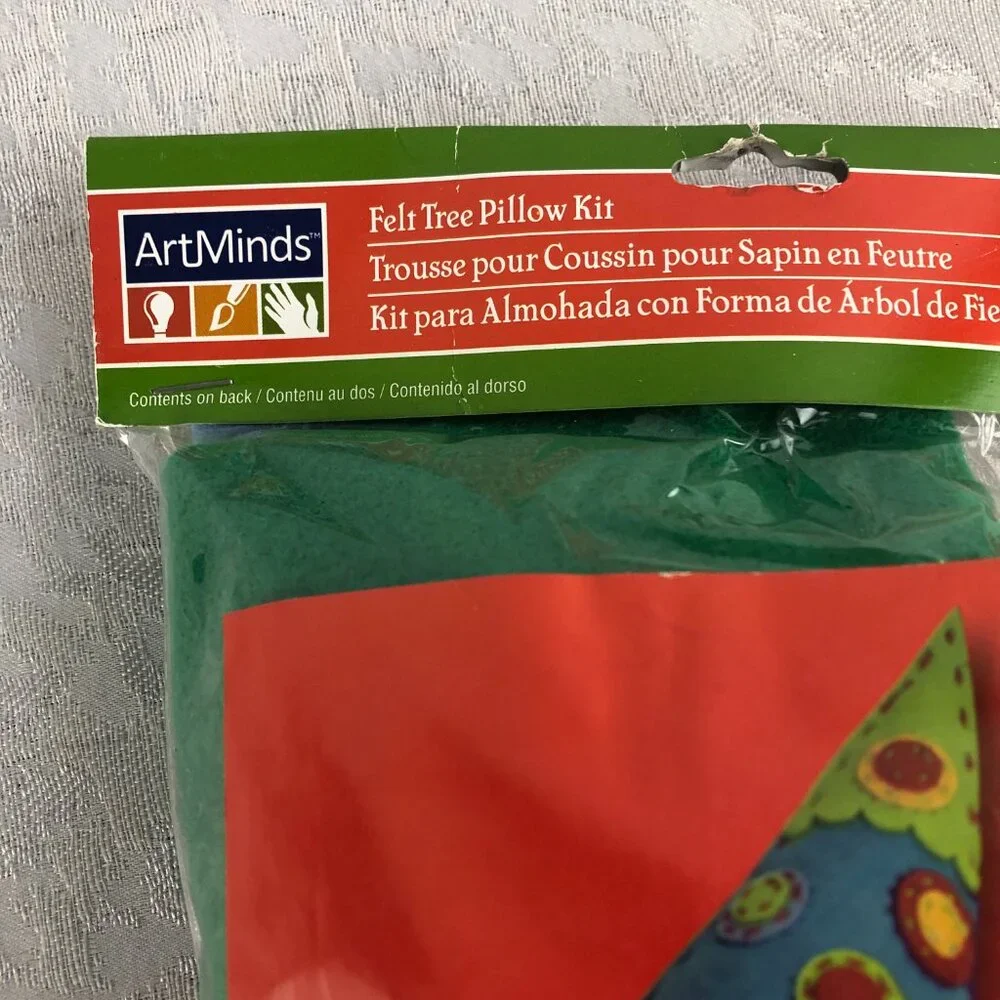 ArtMinds Felt Christmas Tree Pillow Applique Kit 35 pc Whimsical DIY Craft NWT